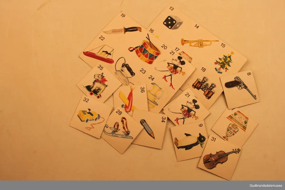 Brettspill fra ca 1940-1950 i orginaleske av papp. Esken inneholder 6 spillebrett og 35 stk bildekort. 
Bildelotteri og dyrelotteri står det som overskrift på spillereglene som er trykt på papir og limt fast i lokket på esken. 
Innmaten i esken er satt sammen av 3 pappbiter, som danner områder som spillebrett og bildekort har sin faste plass i.