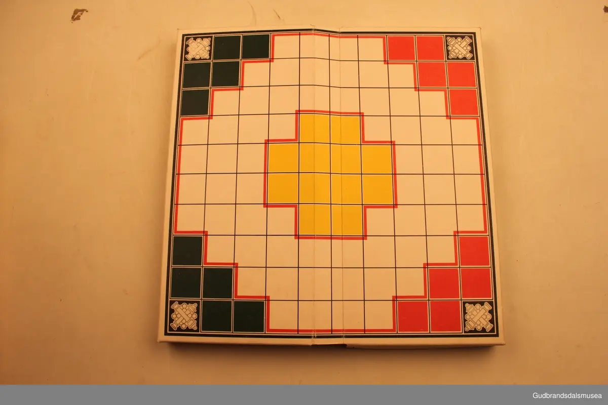 Brettspill fra ca 1940-1950 i orginaleske av papp. Spillet heter "Pel`tong", og går ut på å få fem egne brikker etterhverandre (5på rad).
Spillesken inneholder et spillebrett, som også danner esken sammenbrettet.Sammenbrettet stikkes dette inn i et fotreal av papp med logoen til spillet påtrykt. Det forhøyede spillbrettet har 20 små rom, til 10 røde spillbrikker og 10 grønne spillbrikker. Spillbrikkene er 4cm høye, dreid i tre, og skal ifølge trykk på fremsiden av esken forestille soldater. Et slags krigsspill. Eget lite hefte med spilleregler ligger i esken.
Usikker på produsent, men står merket" Kvalitetsmerke Sertifikat for spill og leker" og "Patent anm. mønster- besk." på esken.