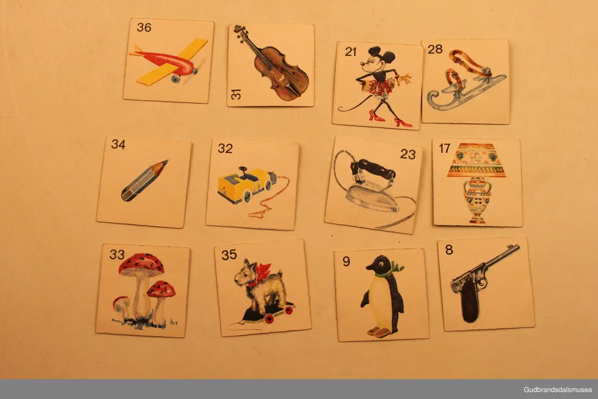 Brettspill fra ca 1940-1950 i orginaleske av papp. Esken inneholder 6 spillebrett og 35 stk bildekort. 
Bildelotteri og dyrelotteri står det som overskrift på spillereglene som er trykt på papir og limt fast i lokket på esken. 
Innmaten i esken er satt sammen av 3 pappbiter, som danner områder som spillebrett og bildekort har sin faste plass i.