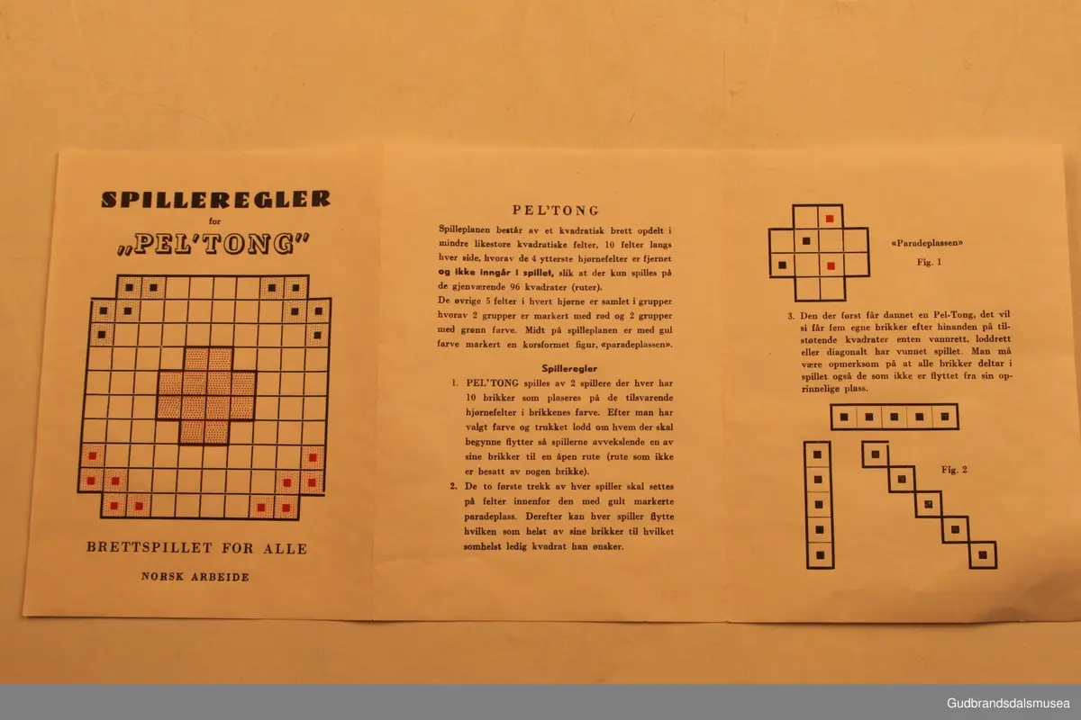 Brettspill fra ca 1940-1950 i orginaleske av papp. Spillet heter "Pel`tong", og går ut på å få fem egne brikker etterhverandre (5på rad).
Spillesken inneholder et spillebrett, som også danner esken sammenbrettet.Sammenbrettet stikkes dette inn i et fotreal av papp med logoen til spillet påtrykt. Det forhøyede spillbrettet har 20 små rom, til 10 røde spillbrikker og 10 grønne spillbrikker. Spillbrikkene er 4cm høye, dreid i tre, og skal ifølge trykk på fremsiden av esken forestille soldater. Et slags krigsspill. Eget lite hefte med spilleregler ligger i esken.
Usikker på produsent, men står merket" Kvalitetsmerke Sertifikat for spill og leker" og "Patent anm. mønster- besk." på esken.