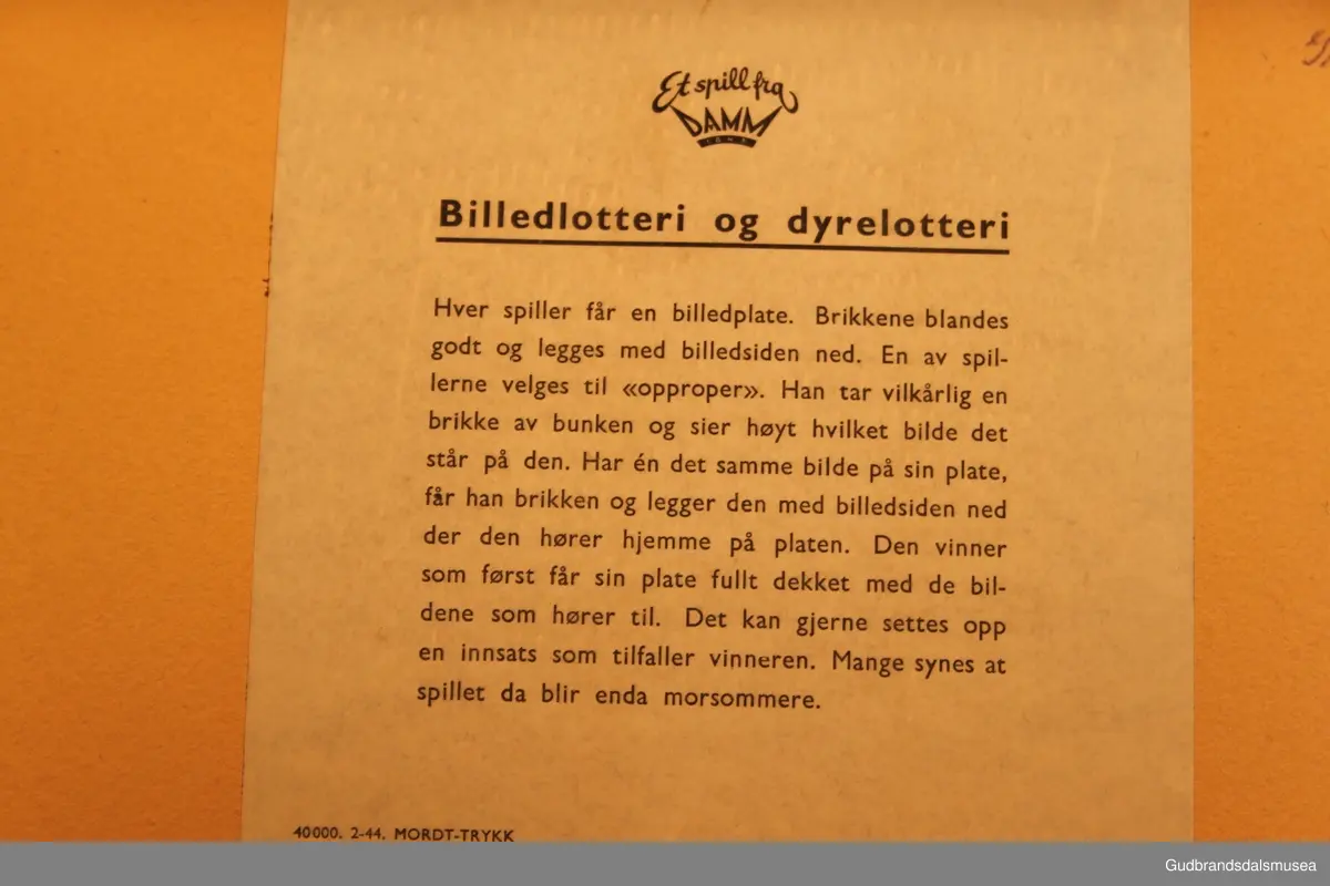 Brettspill fra ca 1940-1950 i orginaleske av papp. Esken inneholder 6 spillebrett og 35 stk bildekort. 
Bildelotteri og dyrelotteri står det som overskrift på spillereglene som er trykt på papir og limt fast i lokket på esken. 
Innmaten i esken er satt sammen av 3 pappbiter, som danner områder som spillebrett og bildekort har sin faste plass i.
