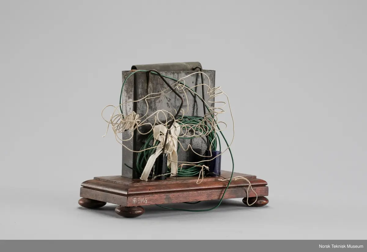 Kopperkasse med dobbel sinkplate.
Galvanometer.
Galvanometeret savnes.