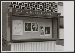 Visningsvindu for fotoutstilling med fotografiene til Madame