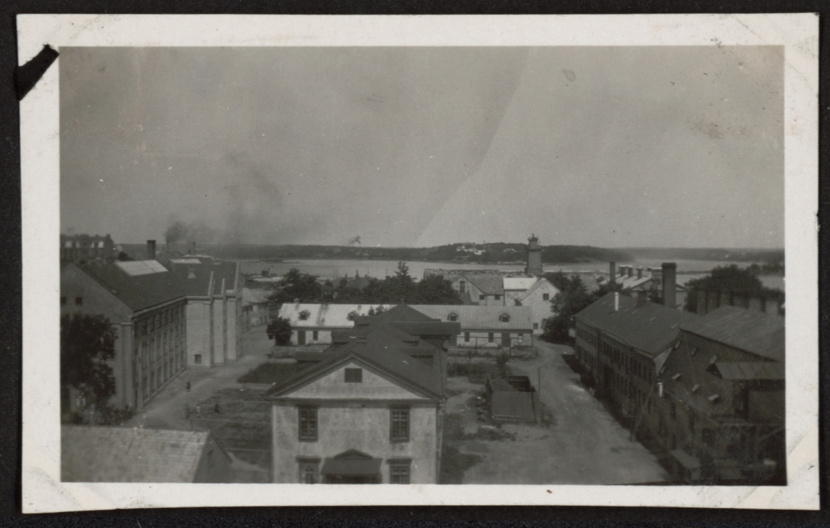 Trevåningshus med avlång planform. Fasaden är slätputsad i en grå kulör med pilastrar mellan varje fönsteraxel. Byggnaden har stora fönsterpartier med småspröjsade rutor. Taket är utformat som ett brant sadeltak och täcks av röda tegelpannor. Byggnaden utgör ett exempel på industribyggnad med drag av 1920-talsklassicism.