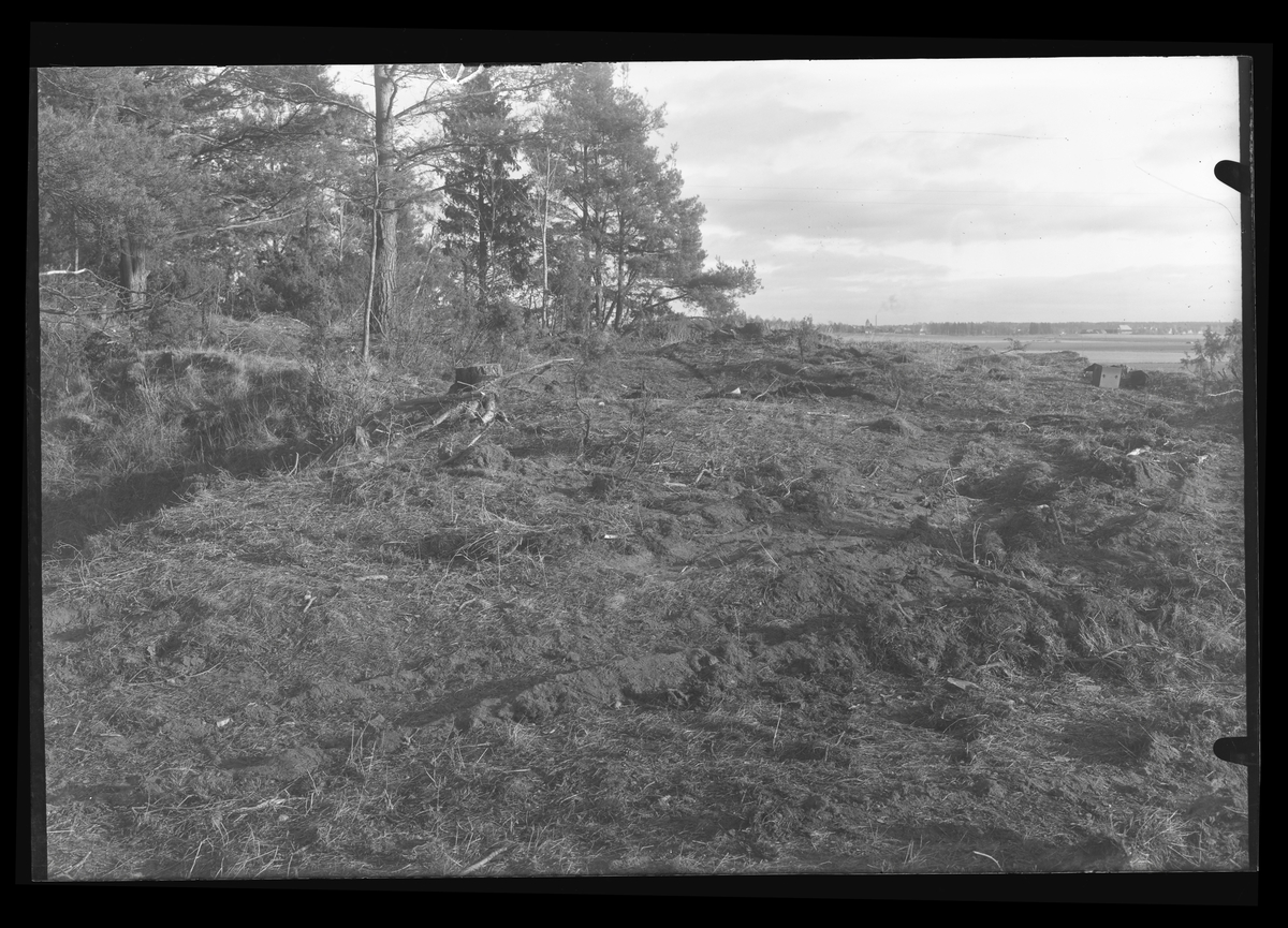 Romfartuna sn arkeologisk undersökning av sju fornlämningar på gravfält söder om Äs utförd av Sven Drakenberg 1947-1948

I bakgrunden grav 1.