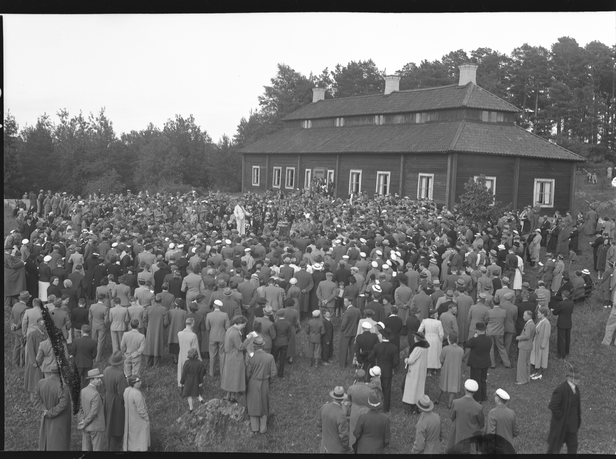 Allsång, ledare Lilja 12/6- 1938 framför herrgården.
Vallby Friluftsmuseum.