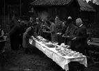 Sveriges fornminnesförening på besök 1939.
Vallby friluftsmuseum.