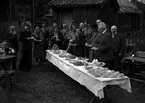 Sveriges fornminnesförening på besök 1939.
Vallby friluftsmuseum.