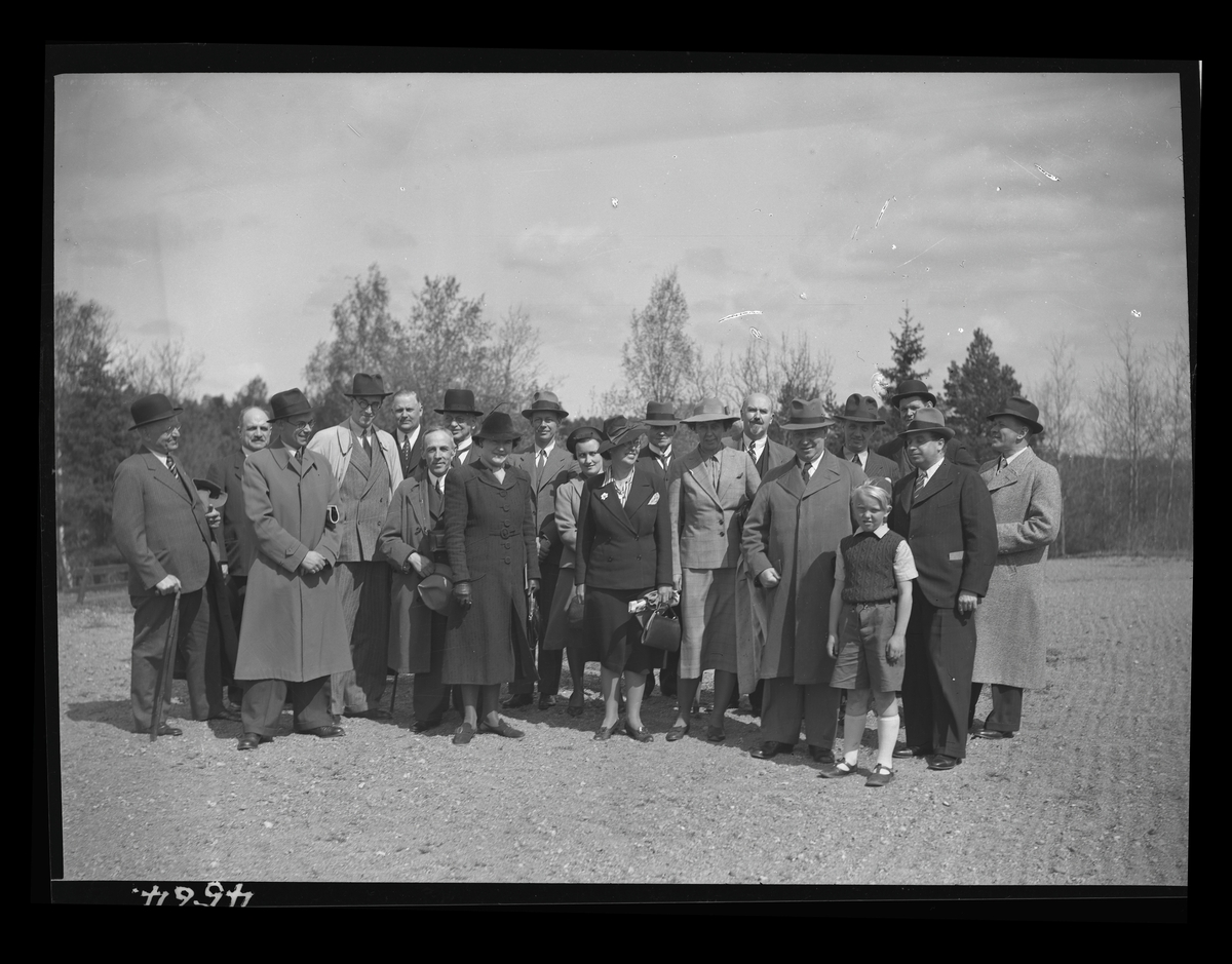 Sveriges fornminnesförening på besök 1939.
Vallby friluftsmuseum.
