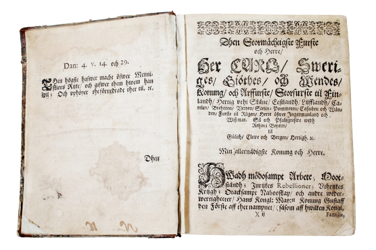 Bok om "Historien om Gustav Vasa". Beigebrunt papper med trådbunden rygg. Pappband klätt med brunt skinn (skador, bortfall). Ryggen intakt, med 5 upphöjda bindningar och präglad titel: "Gustaf Den Förstes HISTORIA". 

Insidan med text inom ram: 
"Breviarium Gustavianum. Thet är: ett kort uthtogh aff k. Gustaffz den förstes historiâ, begynnandes på thet åhret 1518 tå han (som på then tijden kallades Gustaff Erichson) bleff medh några fleere swenska herrar/ förordnat til giszlare för kong Christiern then tyrannen: men emoot breff och gifwen leigde/ sampt medh the andra/ wåldsamblingen til Danmark bortfördh, ther fängzligh anhållen: hans underliga förloszning/ och heemkomst til Swerige igen..........."

"Först wijdlöfftigt sammanskrifwen aff fordom cam:dh Erich Jörenson Tegell/ och åhr 1622, in folio aff trycket uthgången: men nu fortteligen exttaherat och uthi thenne mindre form, bracht: med ett ympnigt åhrs register: aff Christopher L: Grubb". 

"Tryckt i Linköpingh aff Daniel Kämpe åhr 1671".

Äldre historia:
Författad av "Tegel E. Jöransson", som var son till Erik XIV:s rådgivare Jöran Persson. Karl IX beställde historiearbetet omkring år 1597. Tryckningen dröjde dock på grund av diverse orsaker och Tegel genomförde en rad rättelser och tillägg. Då tryckningen ännu inte utförts år 1622 lät han själv ge ut boken. Detta är andra upplagan från år 1671.