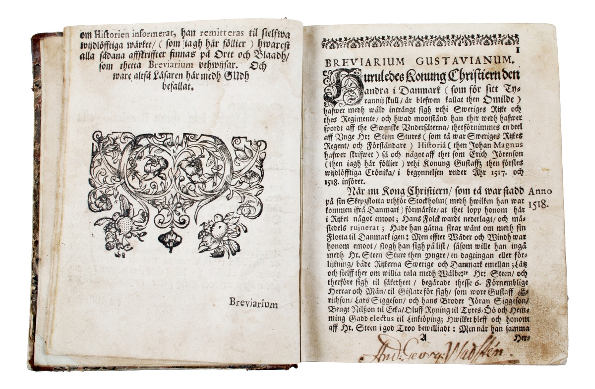 Bok om "Historien om Gustav Vasa". Beigebrunt papper med trådbunden rygg. Pappband klätt med brunt skinn (skador, bortfall). Ryggen intakt, med 5 upphöjda bindningar och präglad titel: "Gustaf Den Förstes HISTORIA". 

Insidan med text inom ram: 
"Breviarium Gustavianum. Thet är: ett kort uthtogh aff k. Gustaffz den förstes historiâ, begynnandes på thet åhret 1518 tå han (som på then tijden kallades Gustaff Erichson) bleff medh några fleere swenska herrar/ förordnat til giszlare för kong Christiern then tyrannen: men emoot breff och gifwen leigde/ sampt medh the andra/ wåldsamblingen til Danmark bortfördh, ther fängzligh anhållen: hans underliga förloszning/ och heemkomst til Swerige igen..........."

"Först wijdlöfftigt sammanskrifwen aff fordom cam:dh Erich Jörenson Tegell/ och åhr 1622, in folio aff trycket uthgången: men nu fortteligen exttaherat och uthi thenne mindre form, bracht: med ett ympnigt åhrs register: aff Christopher L: Grubb". 

"Tryckt i Linköpingh aff Daniel Kämpe åhr 1671".

Äldre historia:
Författad av "Tegel E. Jöransson", som var son till Erik XIV:s rådgivare Jöran Persson. Karl IX beställde historiearbetet omkring år 1597. Tryckningen dröjde dock på grund av diverse orsaker och Tegel genomförde en rad rättelser och tillägg. Då tryckningen ännu inte utförts år 1622 lät han själv ge ut boken. Detta är andra upplagan från år 1671.