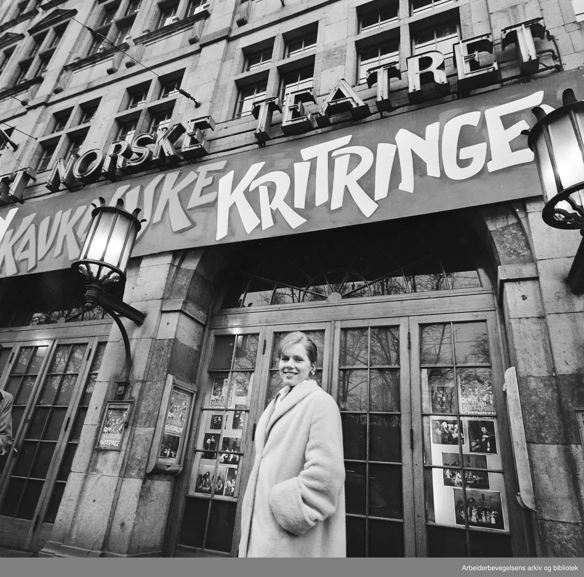 Liv Ullmann utenfor inngangen til Det Norske Teatret før premieren på stykket "Den kaukasiske kritringen". Januar 1962