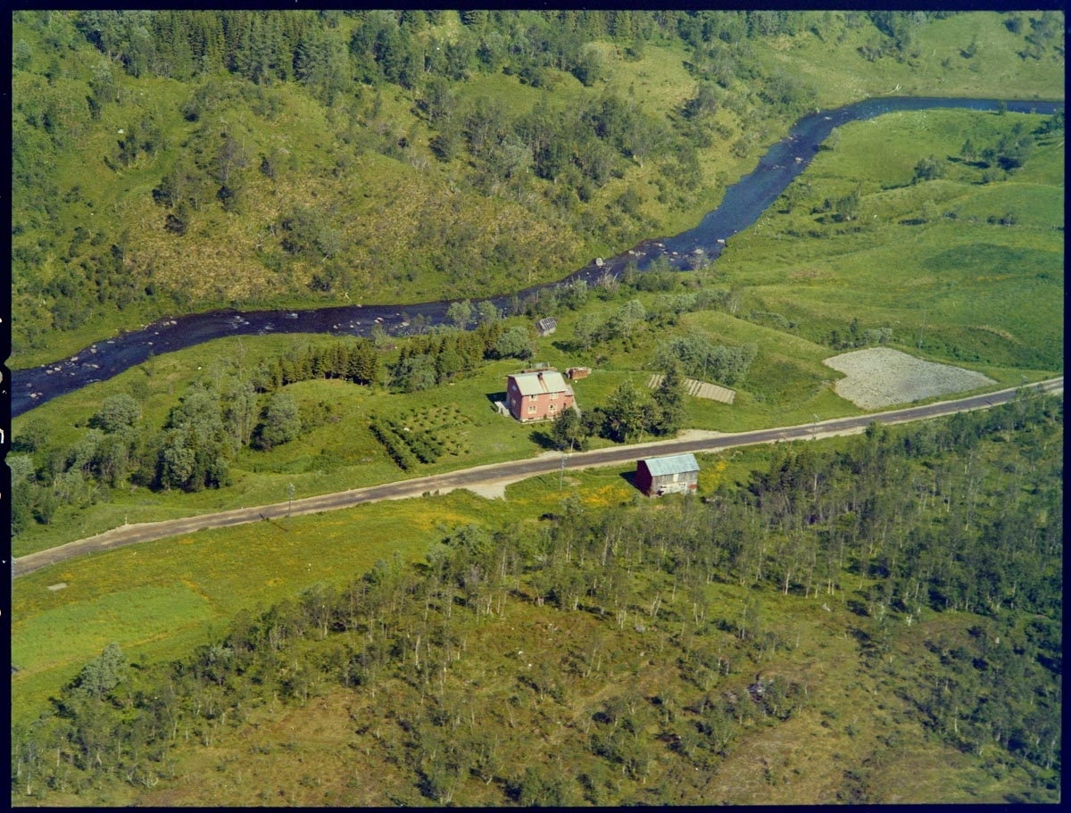 Leirfjord, Nyland, Utigården. Flyfoto av gården "Utigården", her bodde Harald Nyland og Dagmar Nyland. Nylandselva renner nedenfor gården.