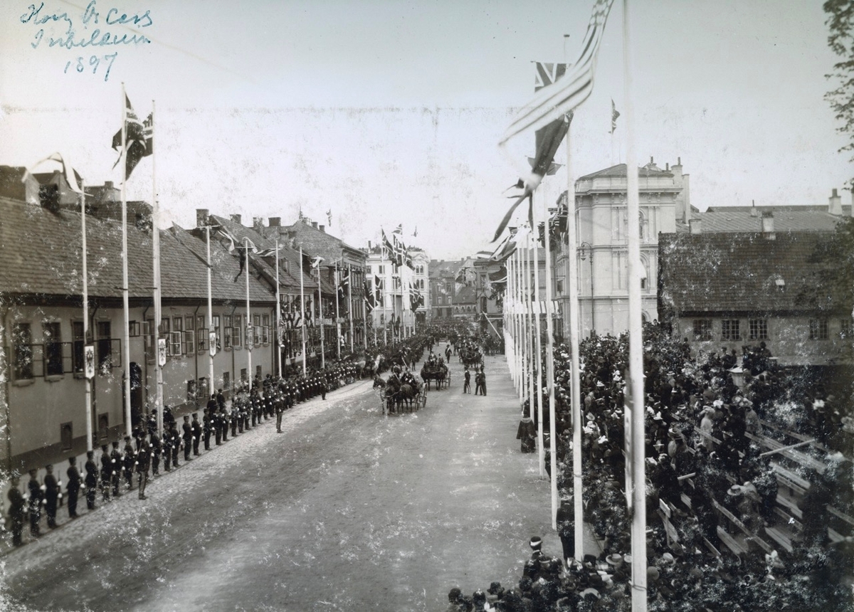 Kongelig parade ved Oslo domkirke i anledning kong Oscar IIs 25 års jubileum.
