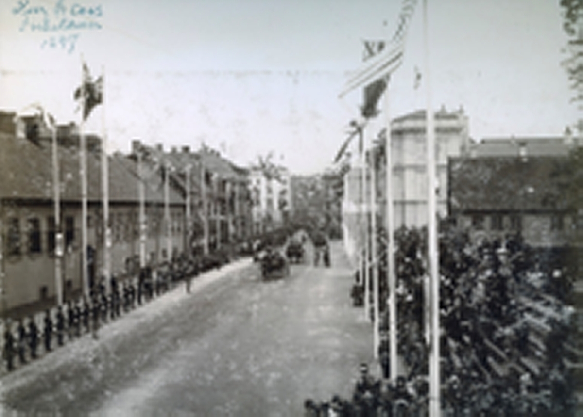 Kongelig parade ved Oslo domkirke i anledning kong Oscar IIs 25 års jubileum.