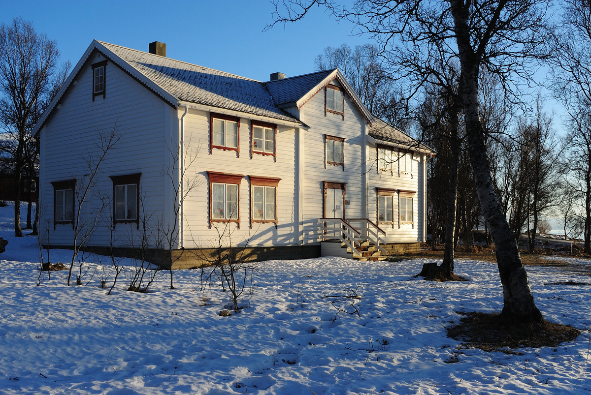 Kvitnesgården er en toetasjes bred midtgangsbygning i bergensempire. Bygningen er oppført med laftet tømmer, og deler av materialene og innvendige detaljer skal komme fra et eldre våningshus på eiendommen, trolig bygget i 1720-1730 (Hage, udatert).