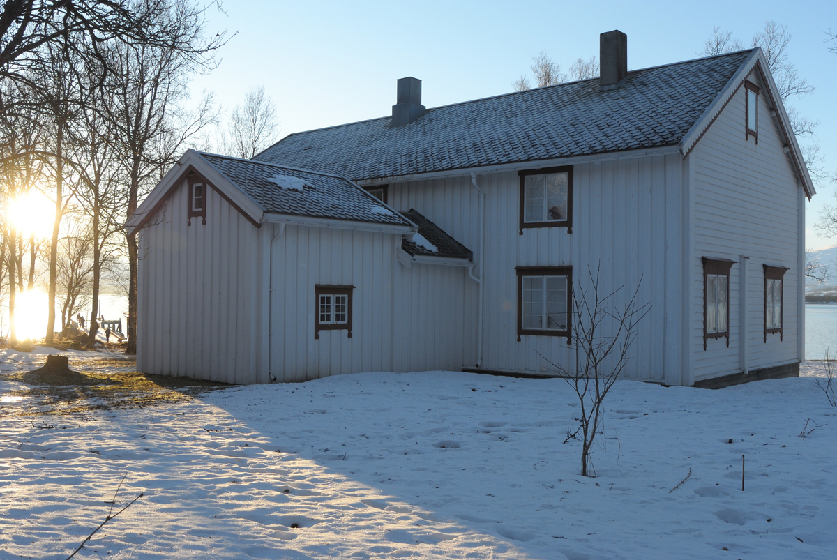 Kvitnesgården er en toetasjes bred midtgangsbygning i bergensempire. Bygningen er oppført med laftet tømmer, og deler av materialene og innvendige detaljer skal komme fra et eldre våningshus på eiendommen, trolig bygget i 1720-1730 (Hage, udatert).