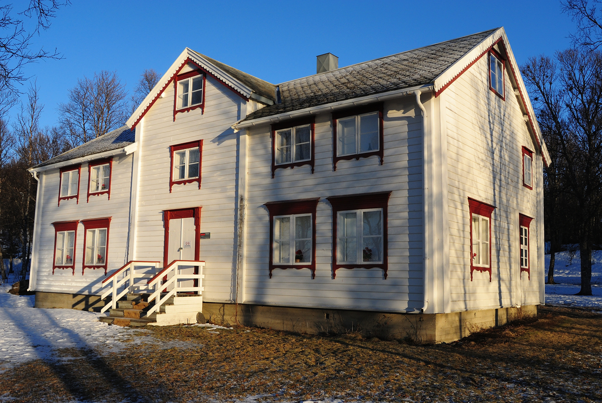 Kvitnesgården er en toetasjes bred midtgangsbygning i bergensempire. Bygningen er oppført med laftet tømmer, og deler av materialene og innvendige detaljer skal komme fra et eldre våningshus på eiendommen, trolig bygget i 1720-1730 (Hage, udatert).