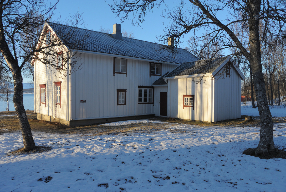 Kvitnesgården er en toetasjes bred midtgangsbygning i bergensempire. Bygningen er oppført med laftet tømmer, og deler av materialene og innvendige detaljer skal komme fra et eldre våningshus på eiendommen, trolig bygget i 1720-1730 (Hage, udatert).