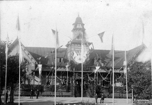 Societetshuset i Varberg klätt i festdräkt inför kungabesöket den 19 september 1886 med vajande flaggor, girlander och "röda mattan" utrullad över entrétrappan. Kung Oscar II skulle denna dag inviga Mellersta Hallands Järnväg mellan Varberg och Halmstad, varifrån ett festtåg anlände kl 9 till Badhusparkens (där Societetshuset låg) östra port. Där klev majestätet av tillsammans med kronprinsen, kronprinsessan samt hertigarna av Gotland och Närke för att dricka kaffe "en famille" på Societetsrestaurangen. Vid kl 10.30 deltog de vid högmässan i Varbergs kyrka och därefter bjöds det till frukost på Societetshuset fram till kl 14, då sällskapet åter skulle gå på festtåget mot Halmstad för själva invigningen.