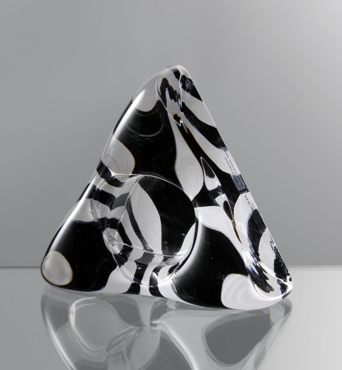 "Piece of Cake" formgiven av Ulrica Hydman Vallien. Trekantig ljusstake för värmeljus. Botten målad i svart och vitt.