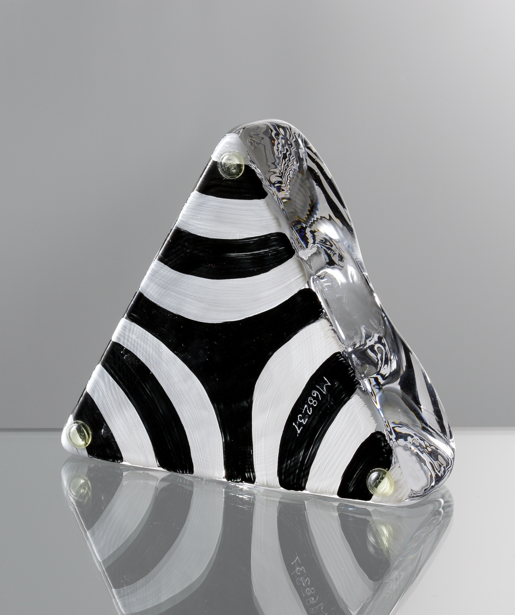 "Piece of Cake" formgiven av Ulrica Hydman Vallien. Trekantig ljusstake för värmeljus. Botten målad i svart och vitt.