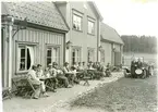 Västerås, Vallby.
Arbetare under kafferast utanför Tenngjutargården på Vallby friluftsmuseum, 1928.