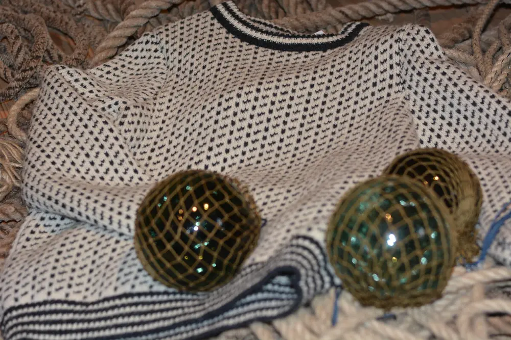 Bildet viser en flott islender i lys bunnfarge med mørkegrå mønster.