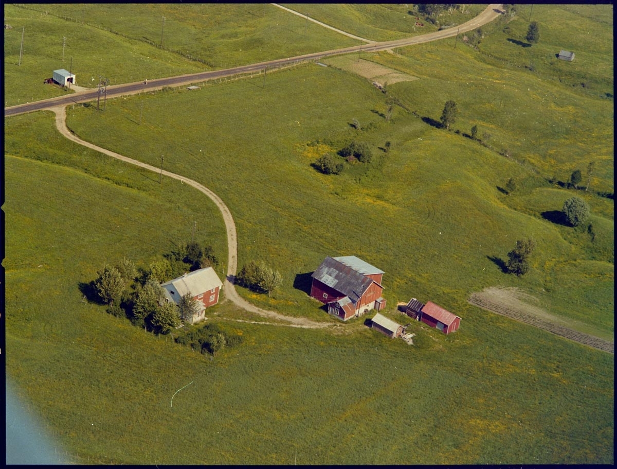 Leirfjord, Nyland, Remman. Flyfoto av gården "Remman" også kalt "Myrvold". Her bodde Ester Nyland, fra 1973 bodde Julius Nyland og Grete Nyland hit. De flyttet da fra "Innergården"