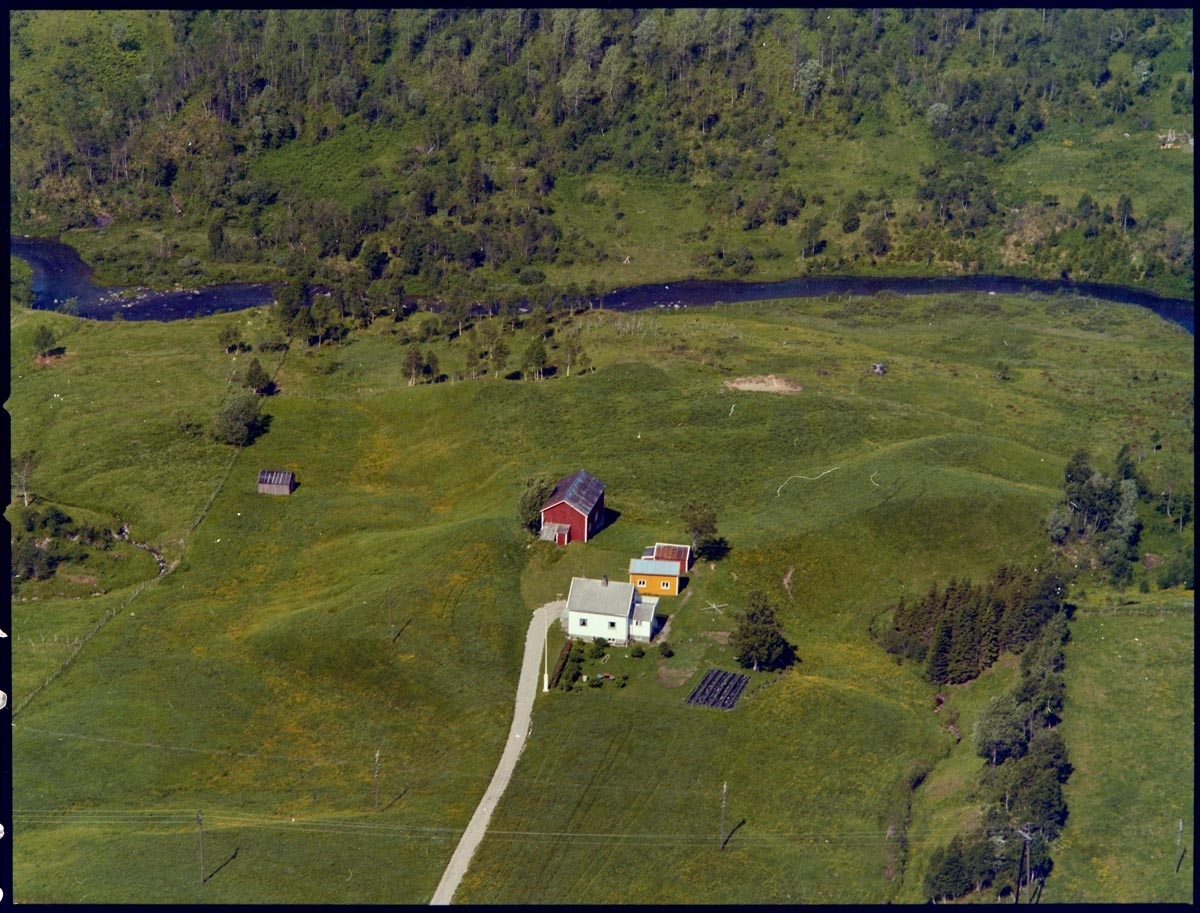 Leirfjord, Nyland, Nyrud. Flyfoto av gården"Nyrud" på Nyland. Her bodde Saras Nyland og Agny Nyland. Nylandselva renner nedenfor gården.