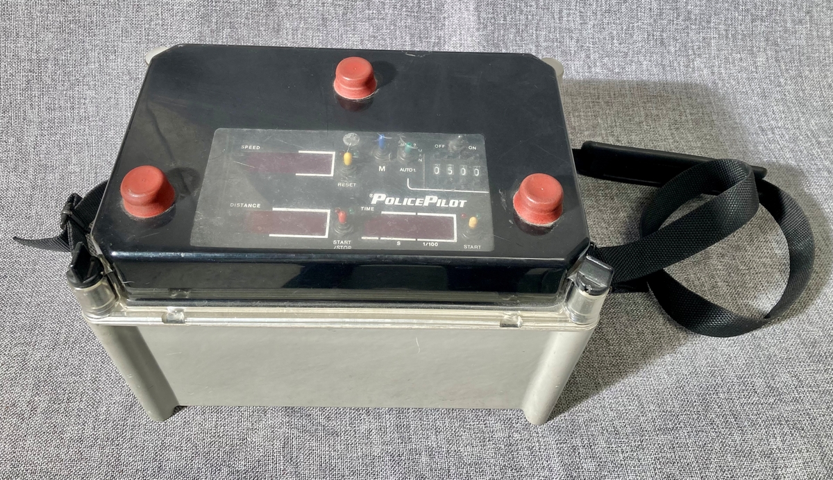 Bærbar politiradio i oppbevaringskasse med bærestropp.