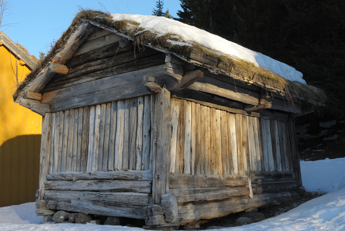 Sjåen er et skjelterbygg med fremspringende tak og tregulv på gulvåser. Den har torvtak
