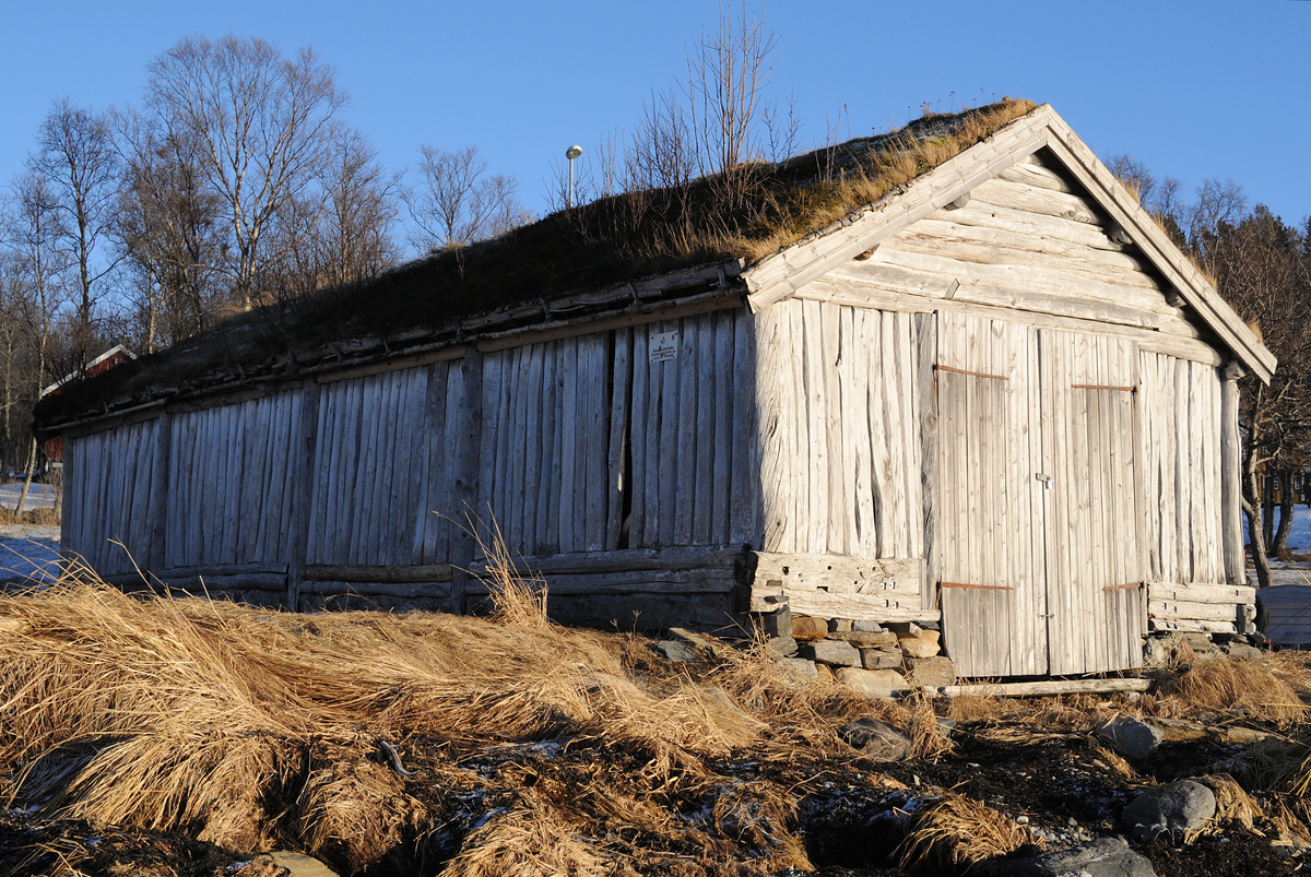 I notat fra 1959 skriver Ole Ytreberg: "Det eies av brødrene Arvesen, Engenes. Opplysninger om naustets alder har jeg ikke fått. Men naustet er laftet i begge røstene og materialet er bjørk. I veggene er rødmalte furubord panelt. Men det stavbårne naustet har tidligere vært skjeltret. Da dette er det eneste bevarte naust av denne typen jeg har påtruffet, er det en sjelden anledning til å sikre naustet for museet."
