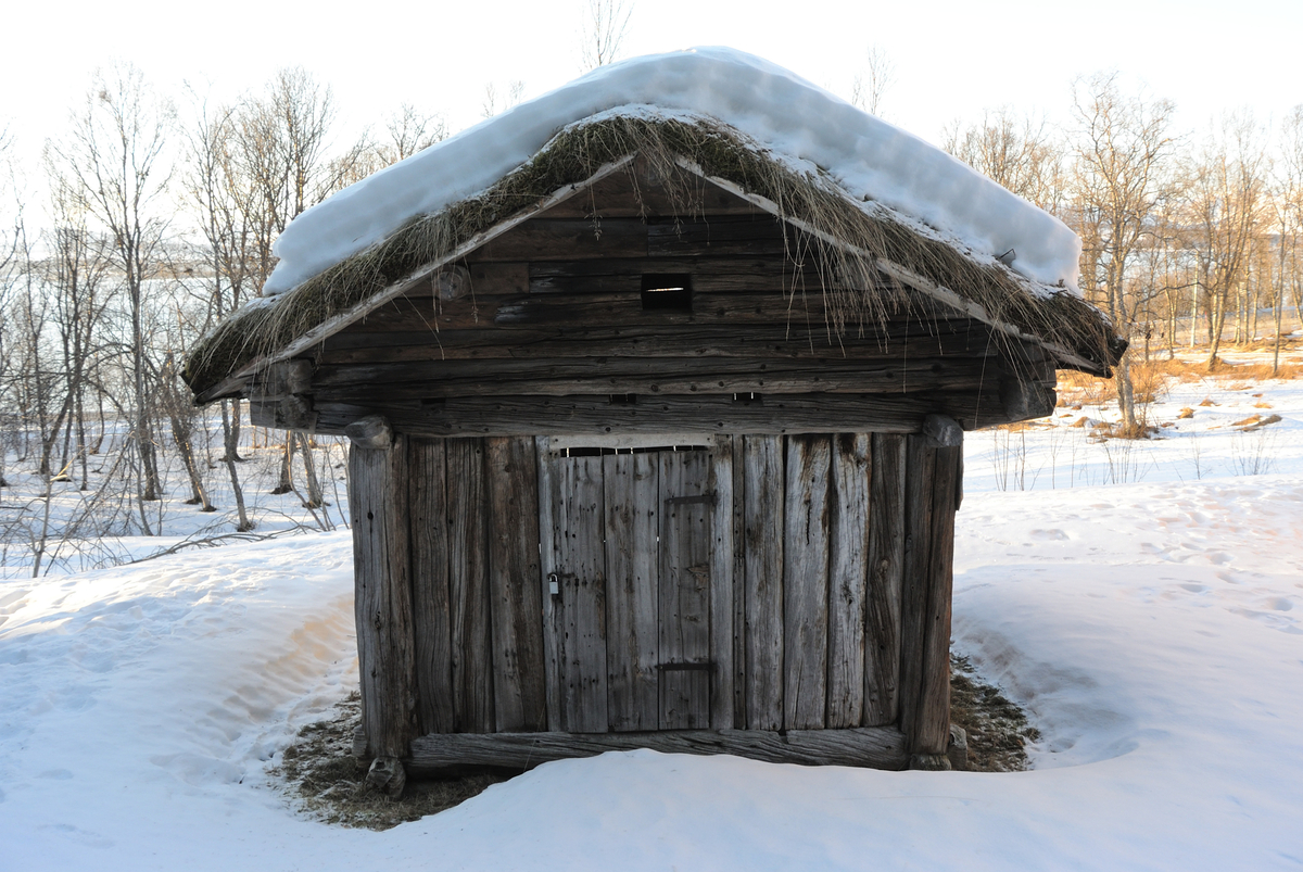 Sjåen er et skjelterbygg med fremspringende tak og tregulv på gulvåser. Den har torvtak