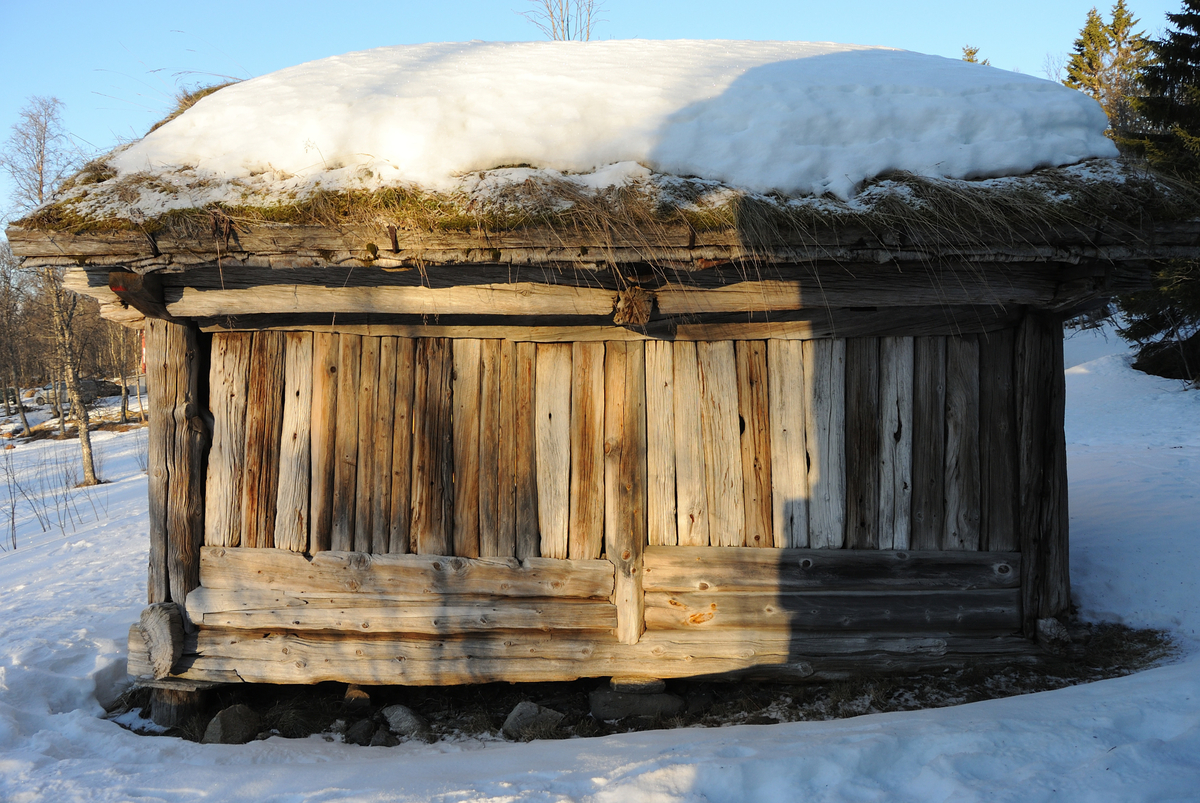Sjåen er et skjelterbygg med fremspringende tak og tregulv på gulvåser. Den har torvtak