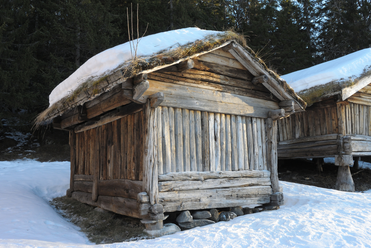Sjåen er et skjelterbygg med fremspringende tak og tregulv på gulvåser. Den har torvtak