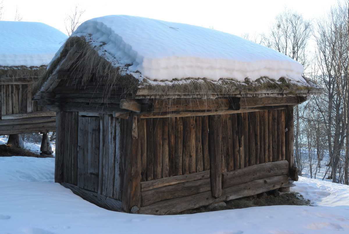 Sjåen er et skjelterbygg med fremspringende tak og tregulv på gulvåser. Den har torvtak