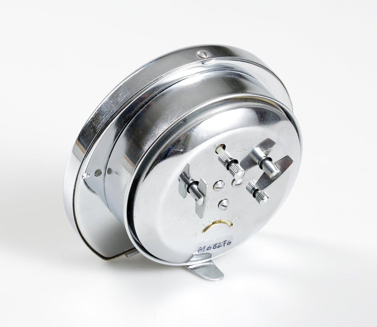 Väckarklocka i rostfritt stål, tillverkad i Kina runt 1960-talets slut.