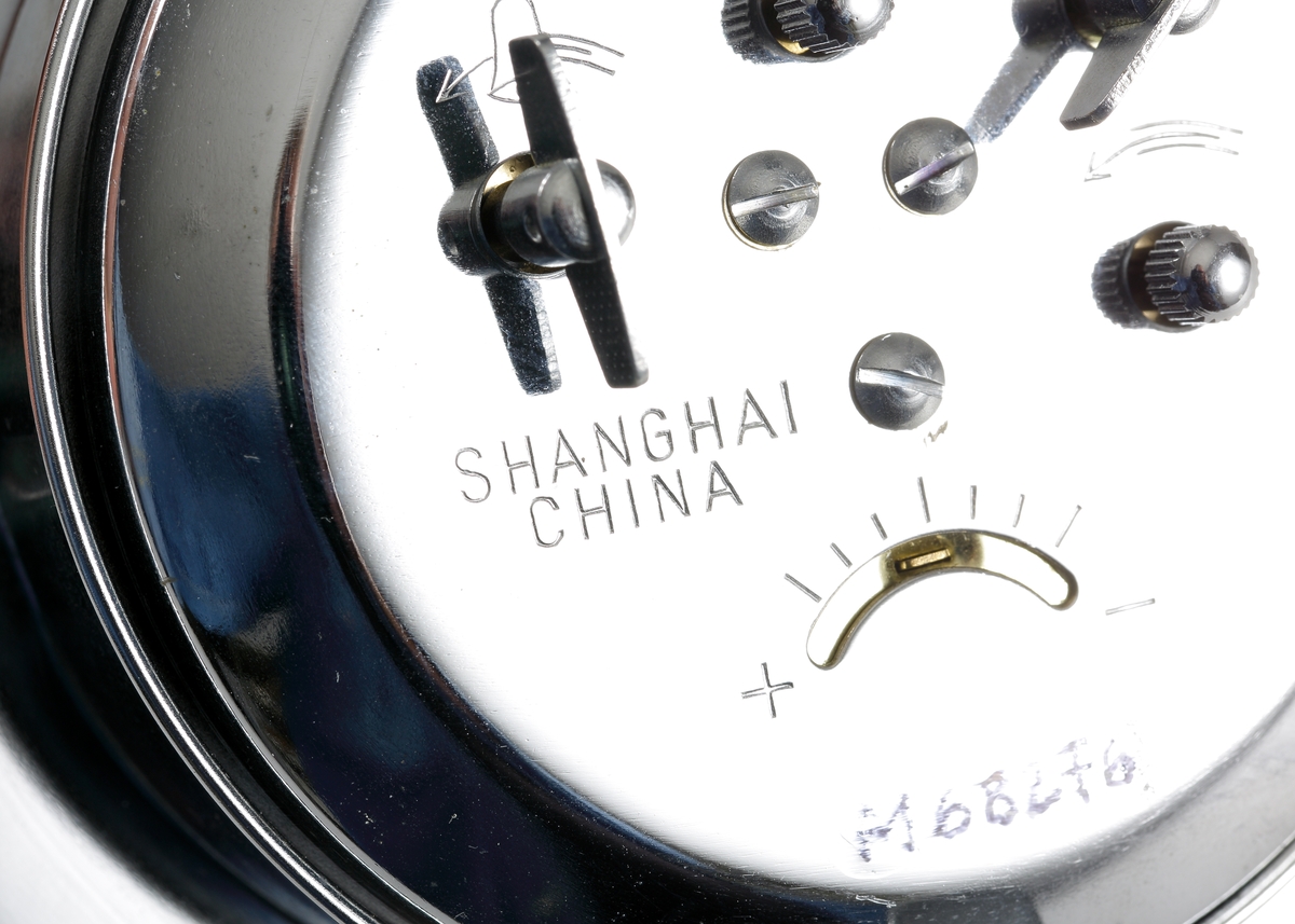 Väckarklocka i rostfritt stål, tillverkad i Kina runt 1960-talets slut.