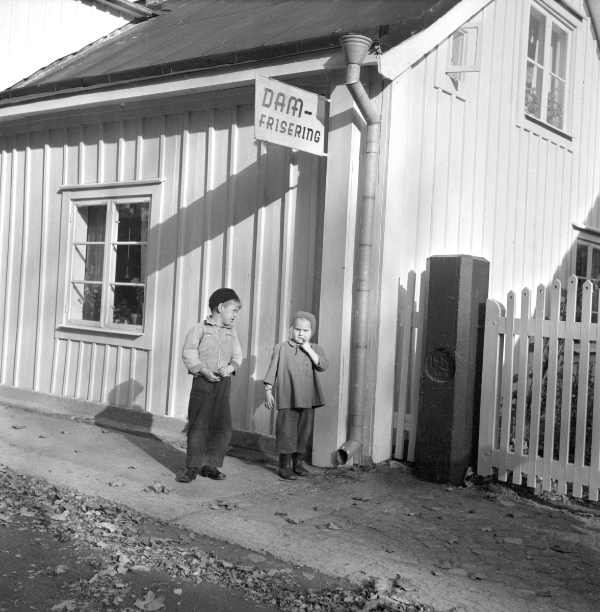 Med klocka på armen för att passa en tid får vi förmoda. I allt väsentligt saknar vi information om bilden men resultatet blev förtjusande. Foto omkring 1950.