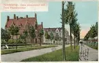 Parti av Östra Promenaden i Norrköping genom ett kolorerat brevkort. Närmast Östra Flickläroverket. Poststämplat 1913.