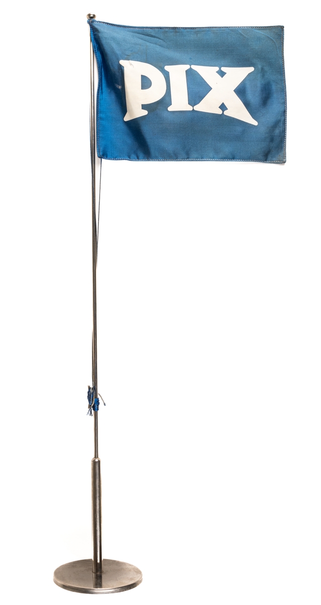 Bordsstandar i metall, blå och vit flagga med text: PIX.