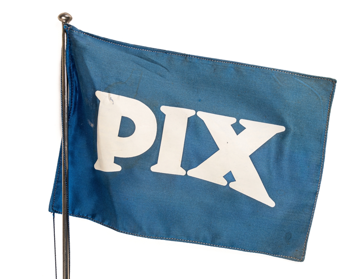 Bordsstandar i metall, blå och vit flagga med text: PIX.