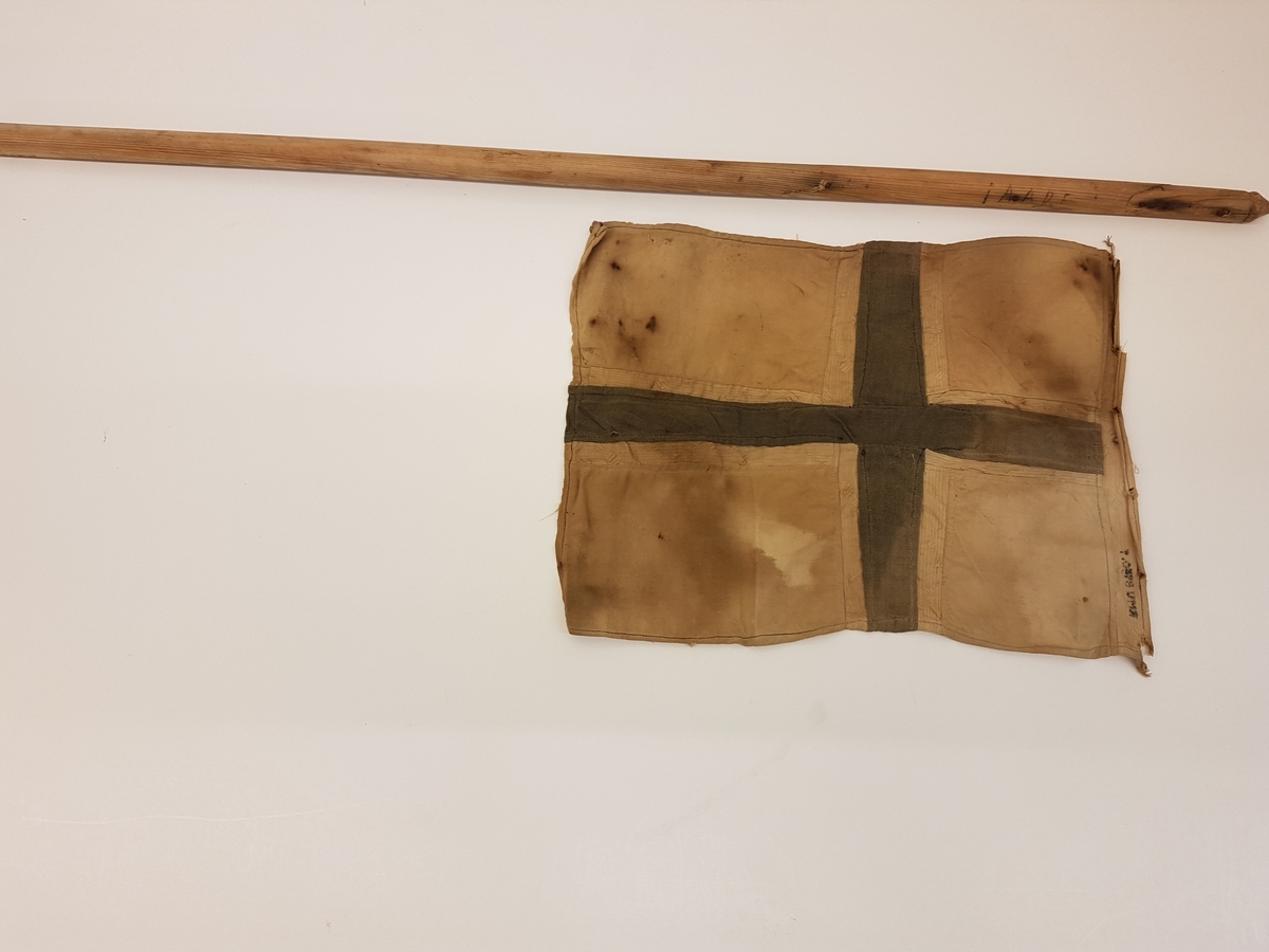 Hjemmesydd flagg som har vært festet til trestang. Flagget har tilhørt Ingeborg Anna Andersdatter Feragen (1916-1942). Ingeborg Anna var fra gården Jælet i Feragen. Hun frøs i hjel i snøstorm i Rödfjellet på svensk side 15. november 1942 da hun hjalp to flykninger over Vigelsfjella til Sverige, og ble gravlagt på kirkegården i Funäsdalen. Ingeborg Anna var ugift, men hadde en sønn. 

Ingeborg Anna er hedret på minnesmerket over fire personer fra Røros som mista livet i 2. verdenskrig ved krigsrelaterte handlinger, som henger på syd-veggen av Røros kirke.

Flagget er sterkt misfarget/falmet.