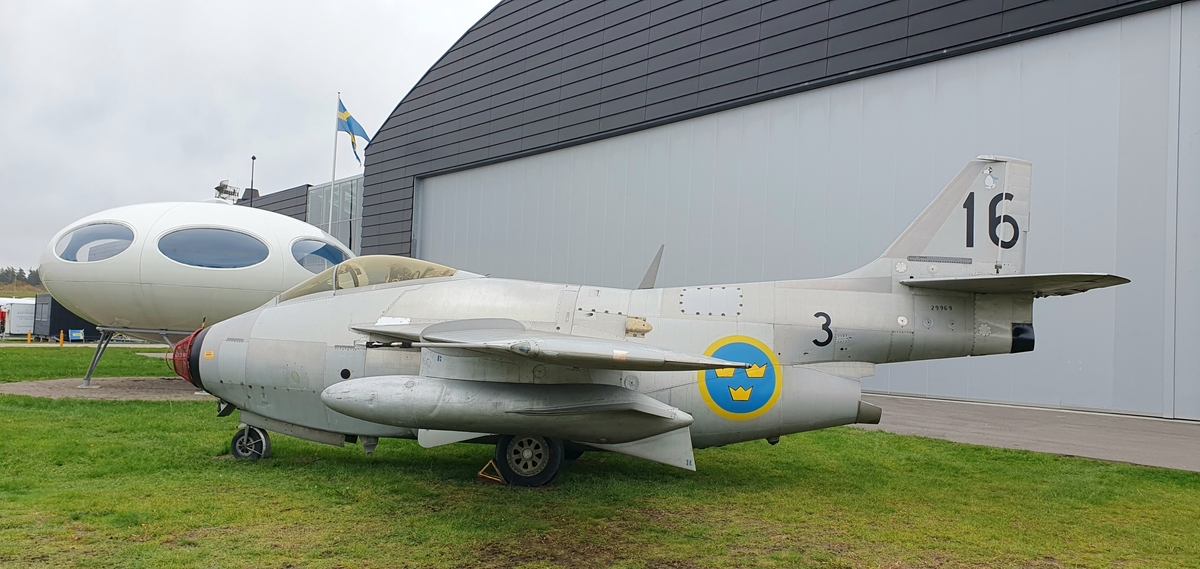 Spaningsflygplan, S 29C,
Saab 29 Tunnan

Märkning: Runt nosen en svart ring; på bakkroppen kronmärke och flottiljnummer 3; på fenan 16 i svart.