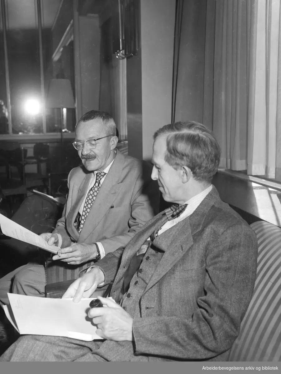 Arnulf Øverland Øverland og ukjent. September 1954