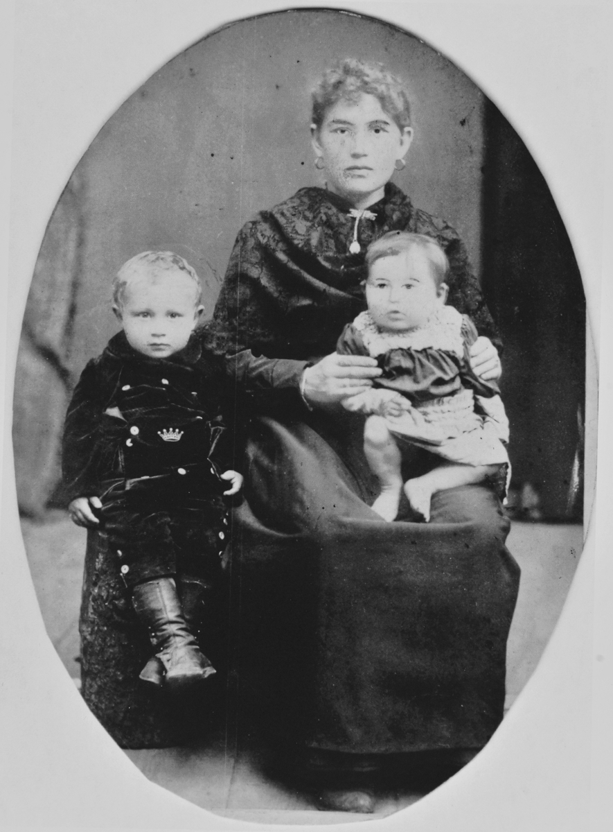 Sara Jakobsen f. Dworsky med barna Paltiel Bekker og Esther Bekker.