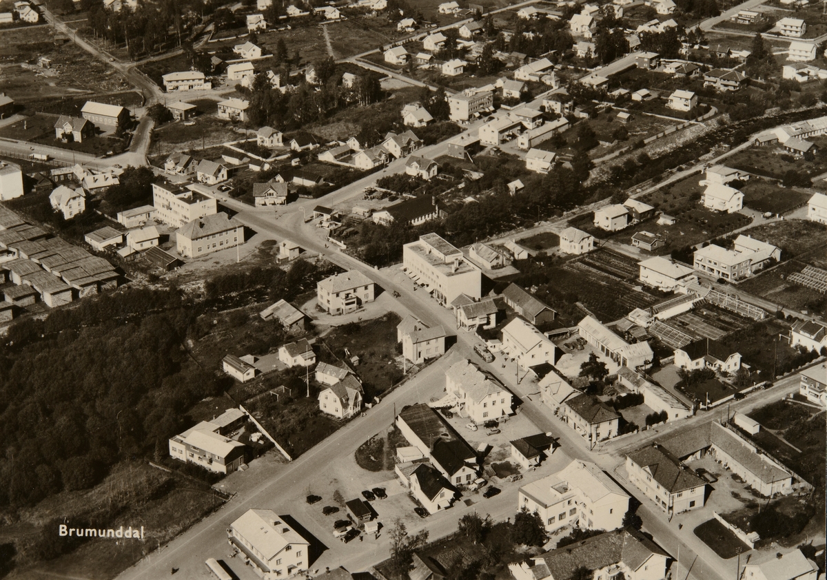 Postkort, Ringsaker, Brumunddal sentrum, flyfoto, Furnesvegen riksveg 50, Nygata, Industrigata.