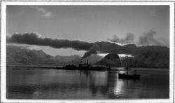 Neptun Sildoljefabrikk utenfor Melbu. I forgrunnen ses nordl