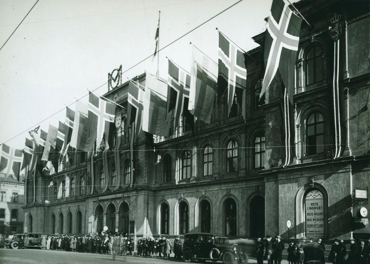 Østbanehallens fasade pyntet med norske flagg.